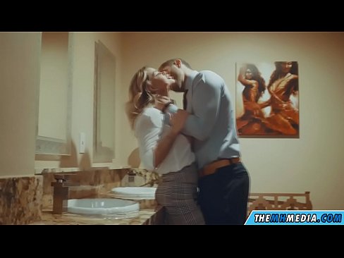 ❤️ جڏهن هڪ busty سنهري اوھان کي هڪ عوامي آرام روم ۾ seduces ❤❌ ❌